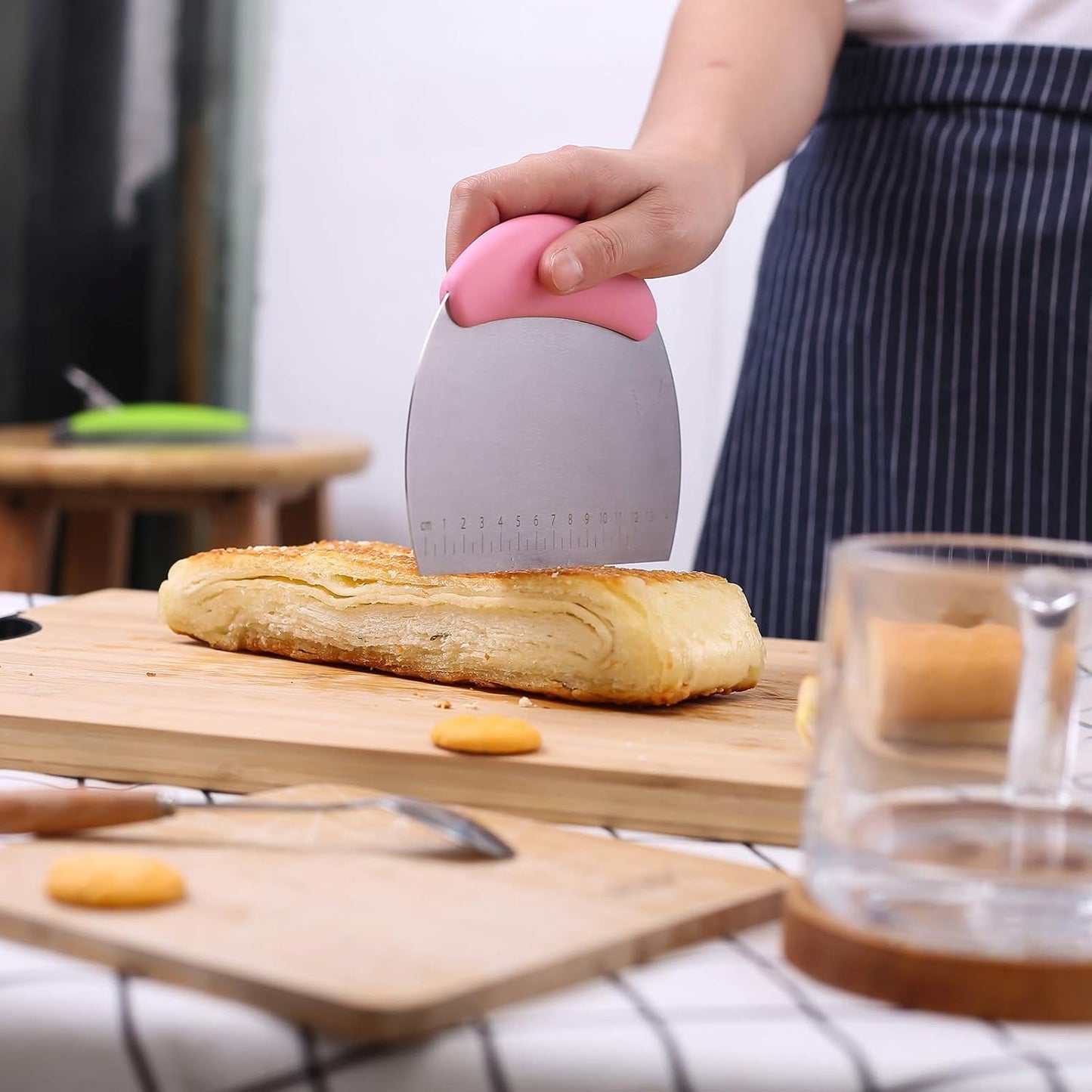1 pcs Dough Pastry Scraper Chopper/Stainless Steel Dough Scraper Cutter with Ergonomic Rubber Non-Slip Grip/Dough Scraper Cutter/Pro Pastry Pizza Cutter Chopper (Pink)
