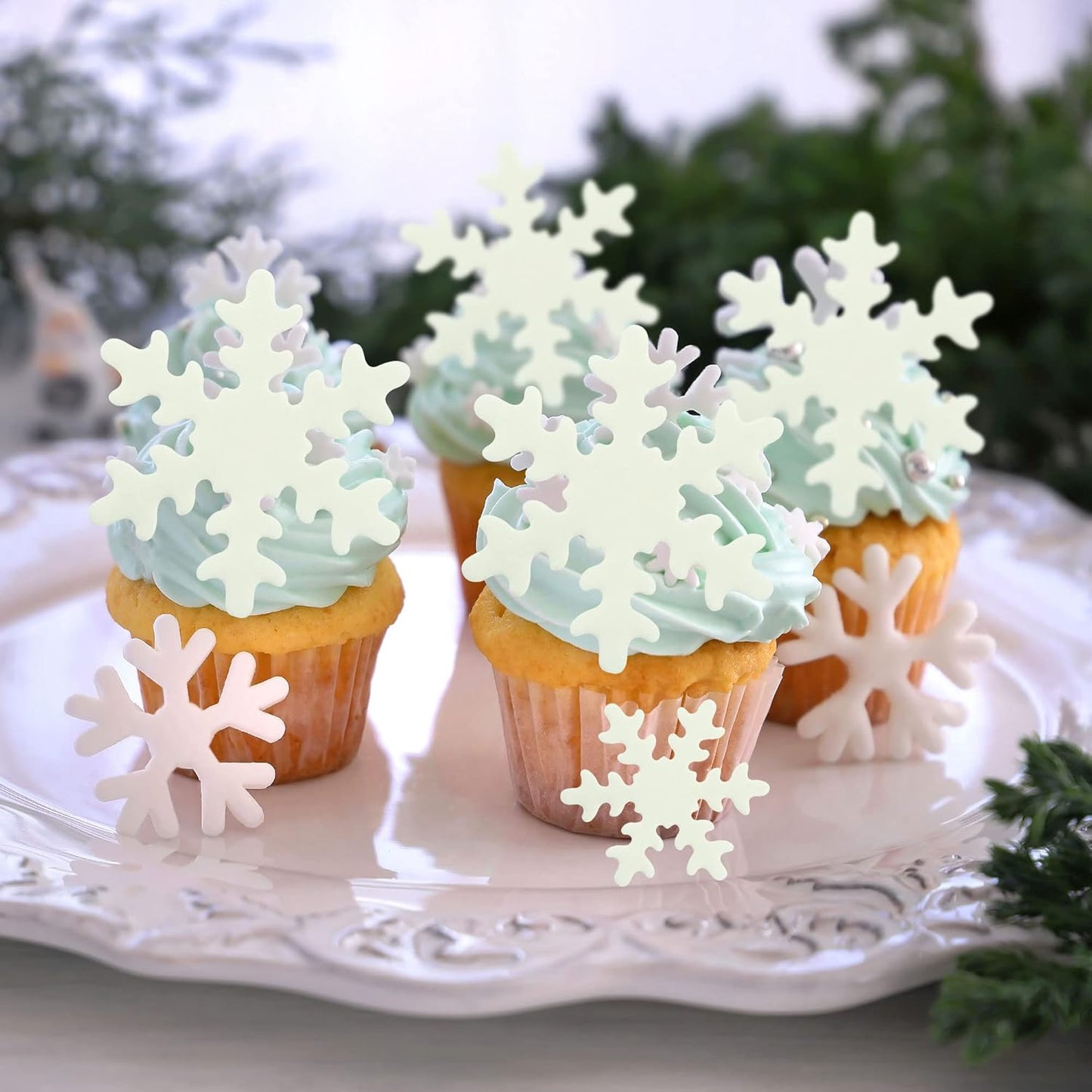 Gyufise 50Pcs White Edible Cupcake Toppers Snowflakes Cake Decoration for Christmas Winter Frozen Birthday Party Supplies