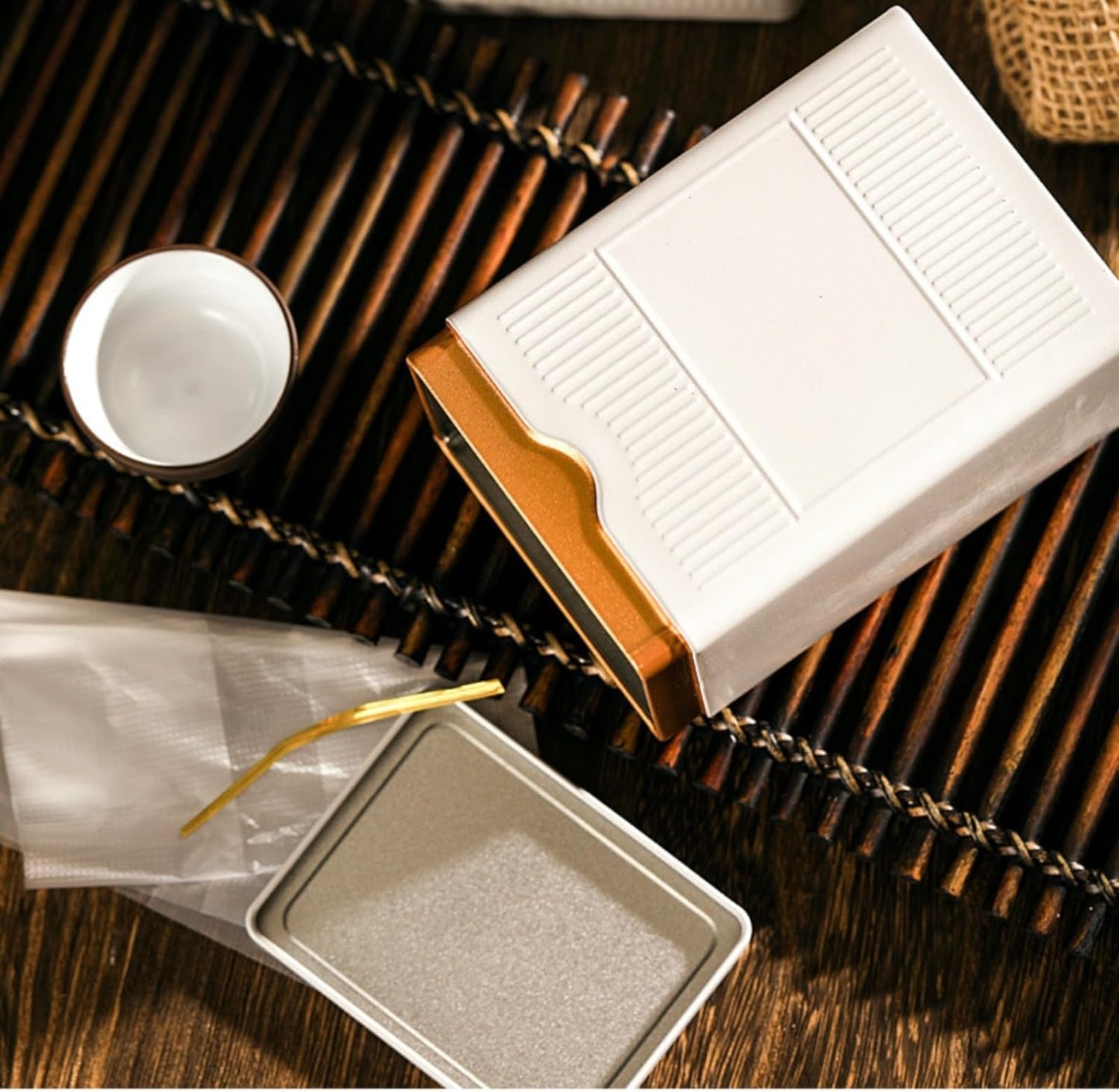 HAN SHENG Square Airtight Tea Tins - White, Food Storage Containers for Loose Tea, Coffee, Spices (5.9"x3.4"x2.8")