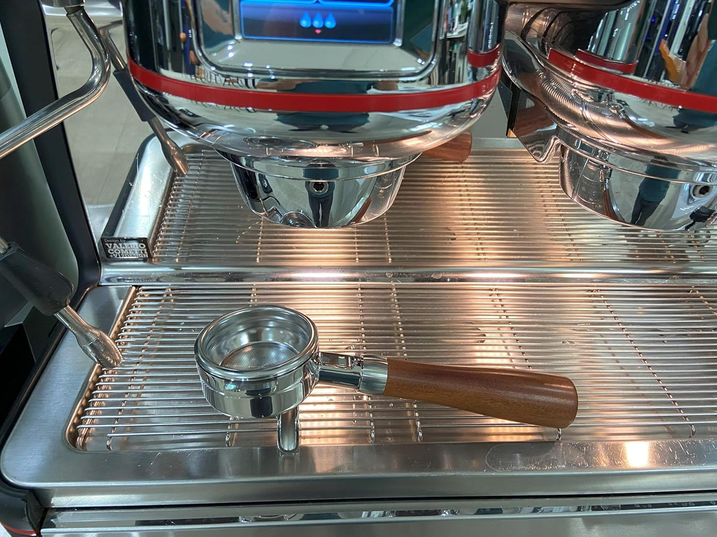 58mm Double Spout Portafilter Compatible with La Marzocco Espresso Machine Stainless Steel Espresso Portafilter with Double Shot Filter Basket Espresso Accessories-Handle Wooden