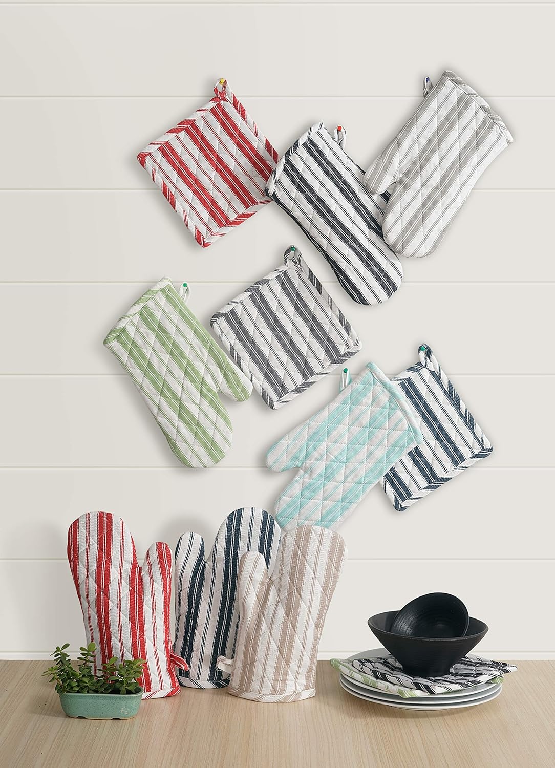 Oven Mitts & Potholder Set - Durable Heat Resistant Gloves - Thick Mittens for Kitchen - Suitable for Cooking, Baking, Grilling - BBQ- 2 Oven Mitts & 2 Potholders - Black Stripes - Casa De Lan